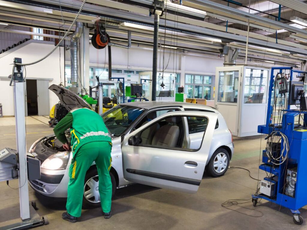 Mechanik w czasie przeglądu. Obrazek w artykule Mandat za brak przeglądu technicznego. Jaki jest mandat za brak przeglądu w 2024 roku?